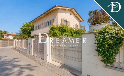 Villa in Vittoria Apuana, Forte dei Marmi, Tuscany 1