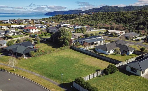 Land in Kinloch, Waikato, New Zealand 1