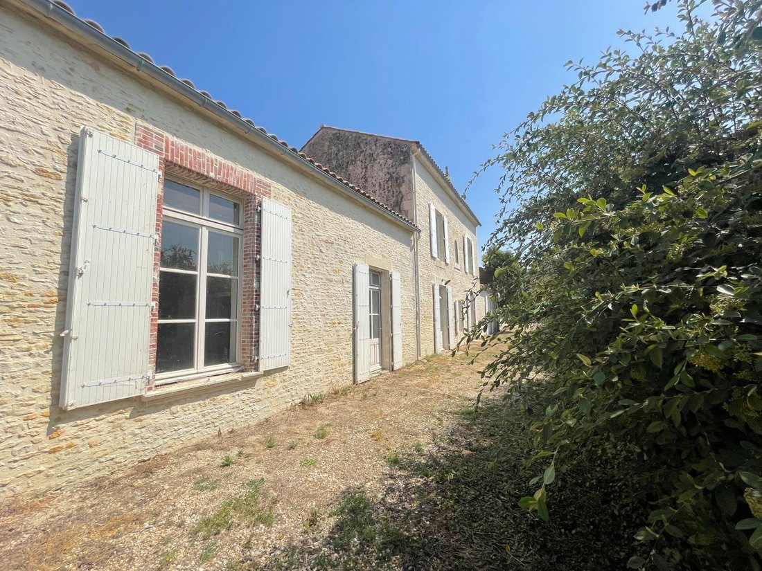 House in Sainte-Radegonde-des-Noyers, Pays de la Loire, France 2 - 17839949