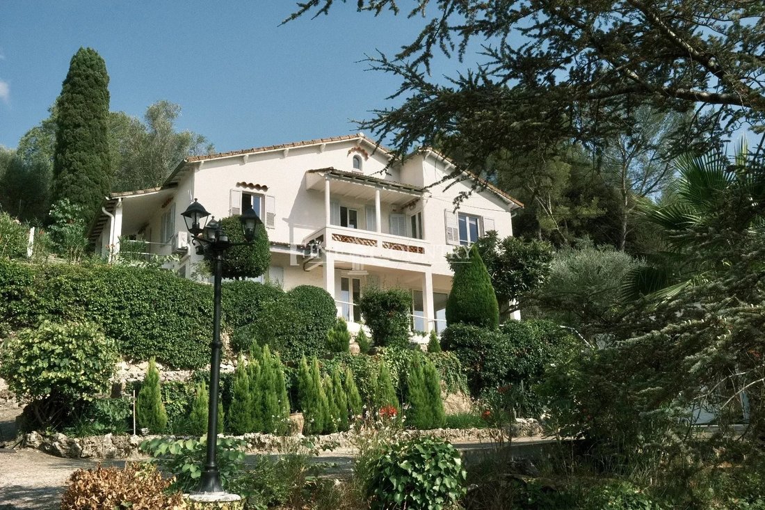 Villa in Grasse, Provence-Alpes-Côte d'Azur, France 1 - 17948612