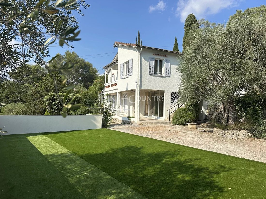 Villa in Grasse, Provence-Alpes-Côte d'Azur, France 1 - 17948612