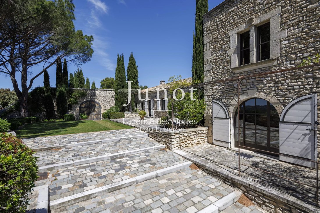Estate in Joucas, Provence-Alpes-Côte d'Azur, France 4 - 18506955