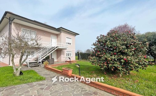Villa in San Vito, Lucca, Italy 1