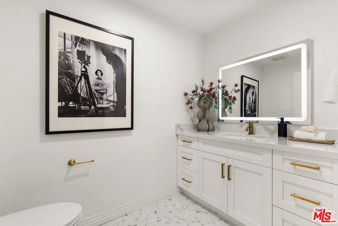 Condo in Los Angeles, California, United States 4 - 18507666