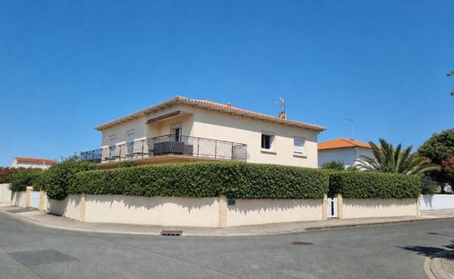 House in Bourg, Aytre, France 1