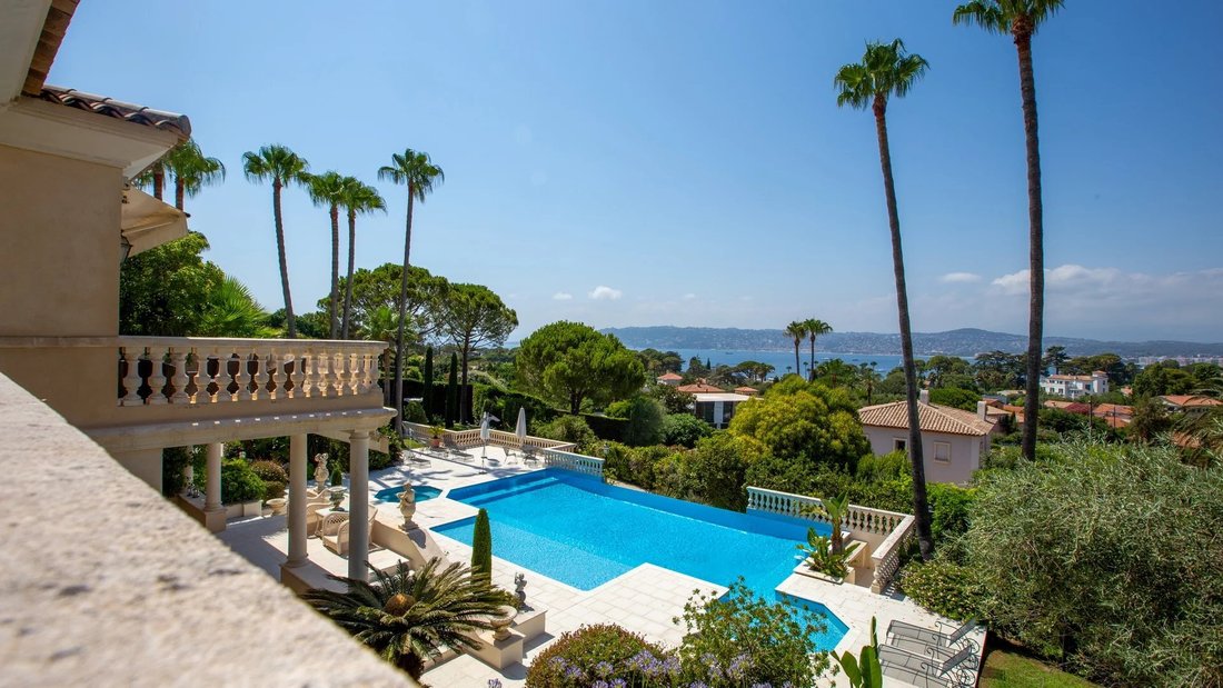 Villa in Antibes, Provence-Alpes-Côte d'Azur, France 1 - 18507759