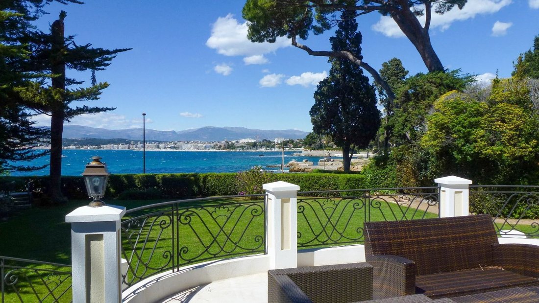 Villa in Antibes, Provence-Alpes-Côte d'Azur, France 1 - 18507752