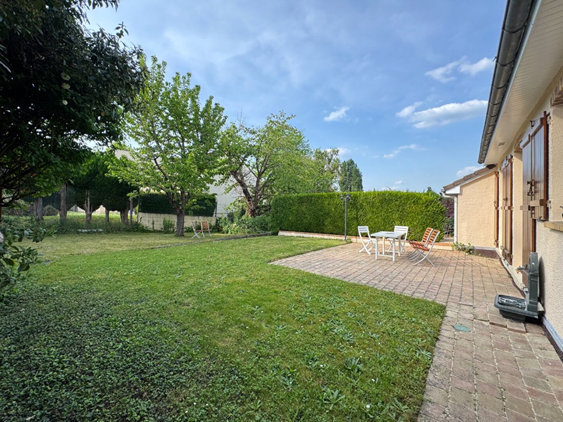 House in Forêt, Saint-Germain-en-Laye, France 2 - 18509209