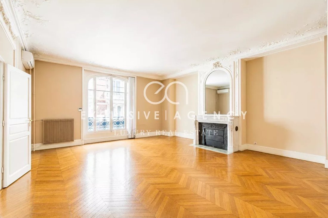 Apartment in Triangle d'Or, Paris 8e Arrondissement, Paris 4 - 14053841