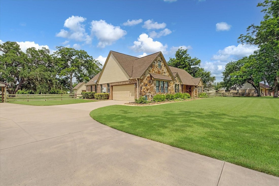 House in Angleton, Texas, United States 2 - 18512633