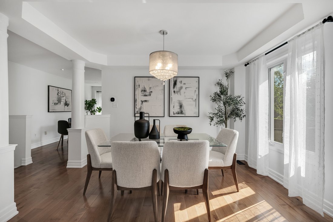 Townhouse in Aurora, Ontario, Canada 3 - 18515690