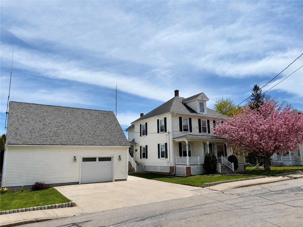 House in West Warwick, Rhode Island, United States 2 - 18505841