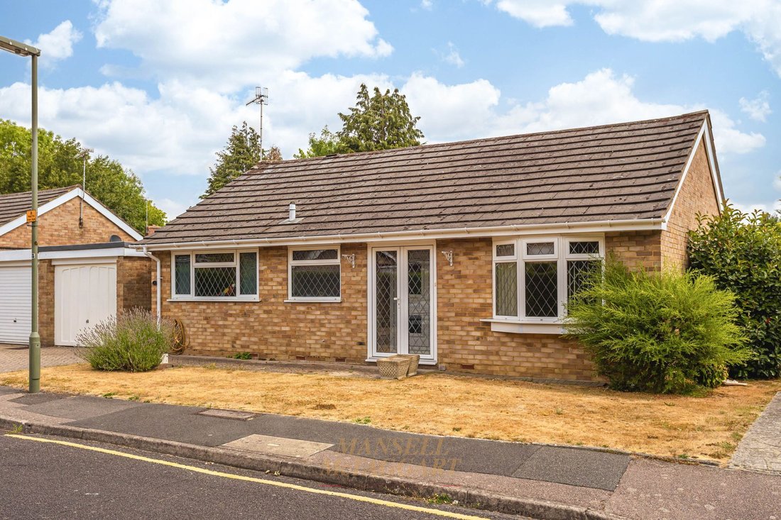 Bungalow in Horley, England 1 - 18517672