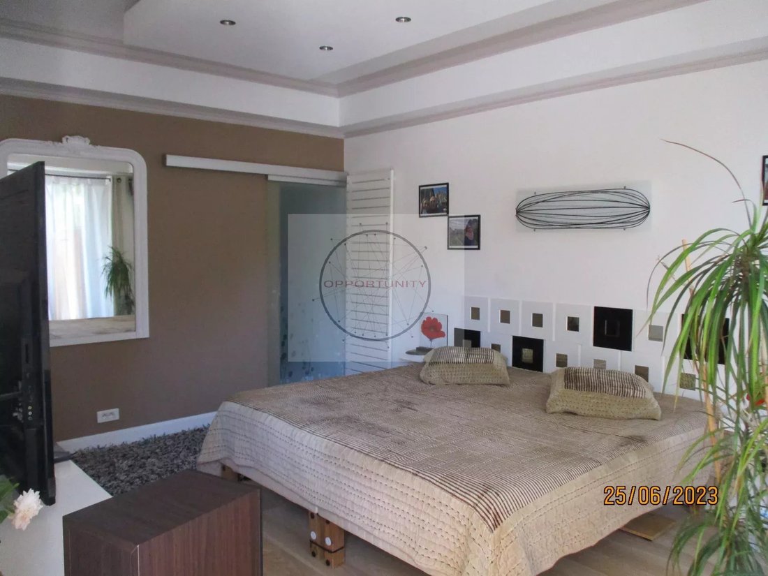 House in Champigny-sur-Marne, Ile-de-France, France 3 - 14391629