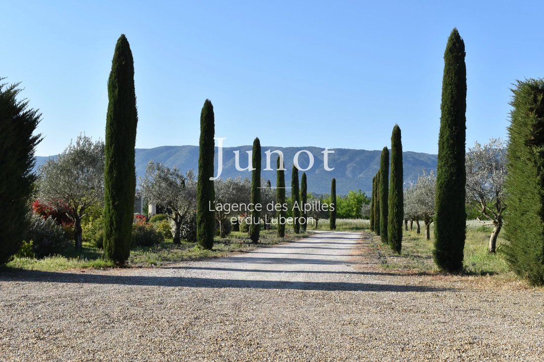 Country House in Gordes, Provence-Alpes-Côte d'Azur, France 4 - 18509736