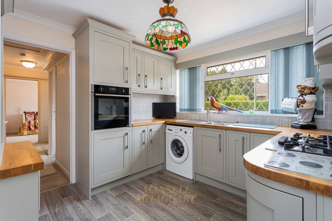 Bungalow in Horley, England 3 - 18517672