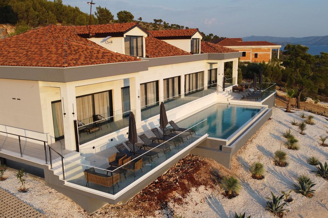 Villa in Nerezisca, Split-Dalmatia County, Croatia 1 - 16839897