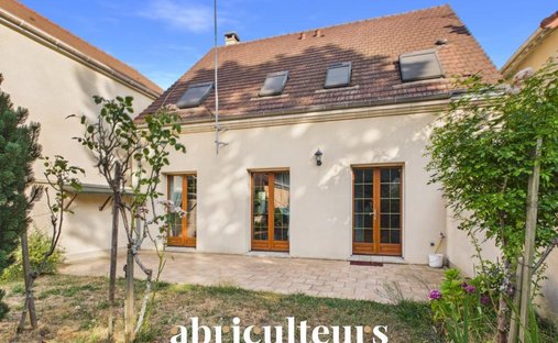 House in Chantiers-Prochefontaine, Versailles, France 1