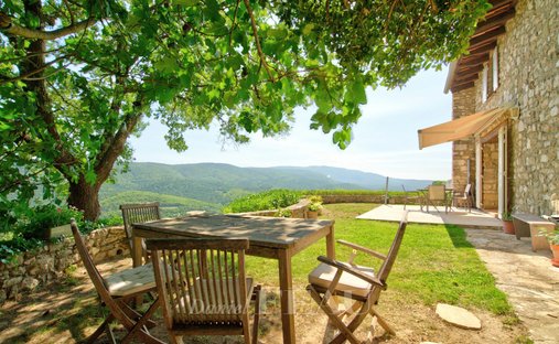 Country House in Montjustin, Provence-Alpes-Côte d'Azur, France 1