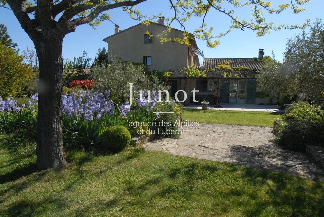 Country House in Gordes, Provence-Alpes-Côte d'Azur, France 2 - 18509736