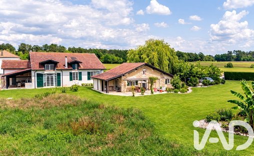 House in Saint-Etienne-d'Orthe, Nouvelle-Aquitaine, France 1
