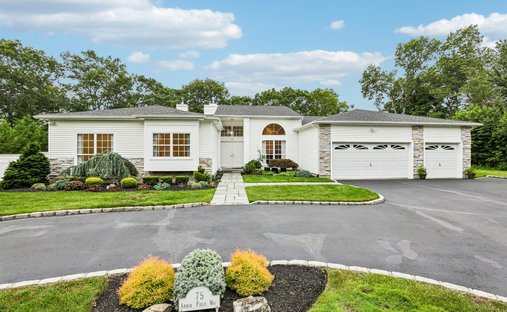 House in Lake Grove, New York, United States 1