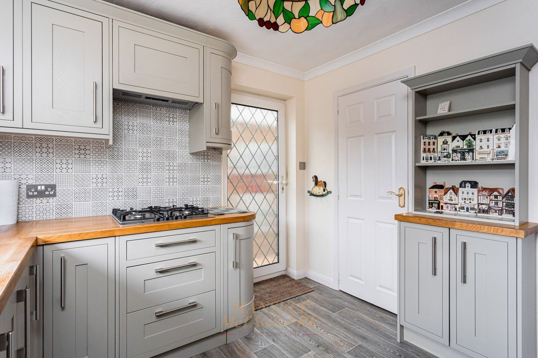 Bungalow in Horley, England 5 - 18517672