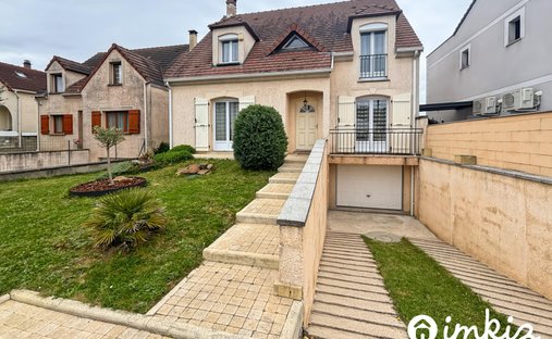 House in La Pyramide, Brunoy, France 1
