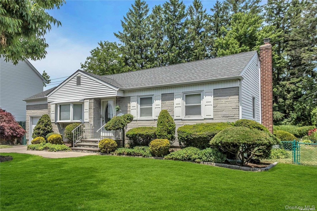 House in Plainview, New York, United States 2 - 18513457