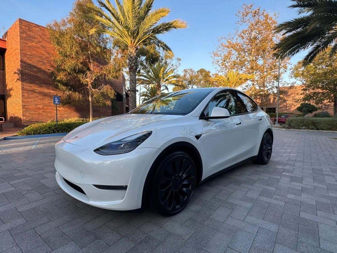 Suv in Newport Beach, CA, United States 3 - 18443351