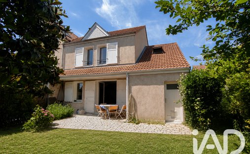 House in Sud, Le Mesnil-le-Roi, France 1