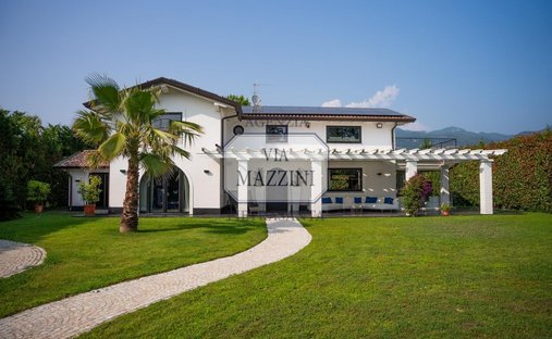 Villa in Pietrasanta, Tuscany, Italy 1