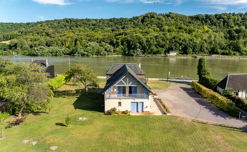 Villa in Le Mesnil-sous-Jumieges, Normandy, France 1