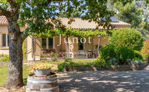 House in Goult, Provence-Alpes-Côte d'Azur, France 1