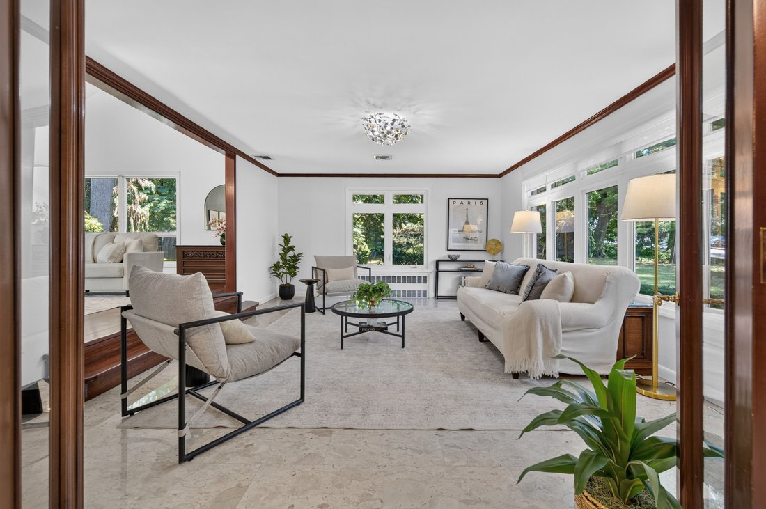 Manhasset, New York, United States 4 - 18516760