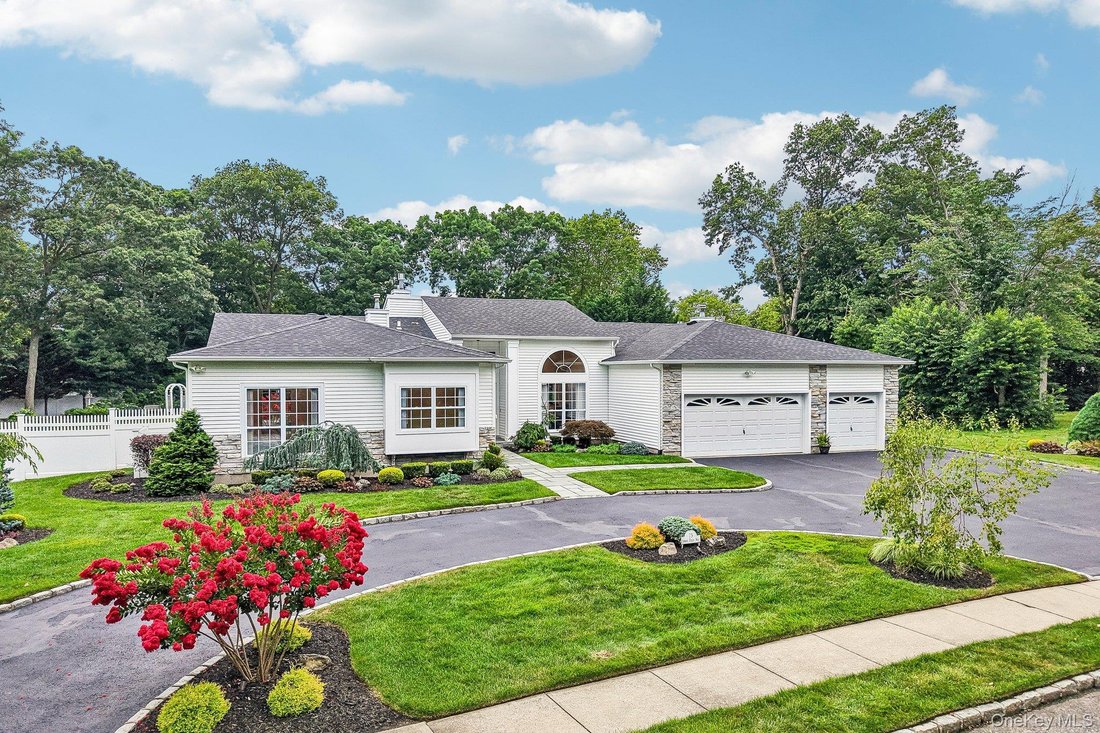 House in Lake Grove, New York, United States 2 - 18516694