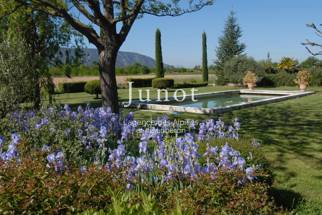 Country House in Gordes, Provence-Alpes-Côte d'Azur, France 1 - 18509736