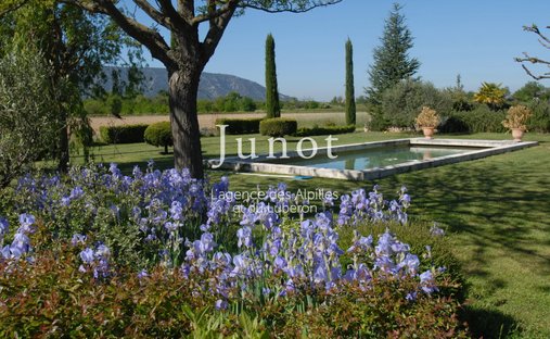 Country House in Gordes, Provence-Alpes-Côte d'Azur, France 1
