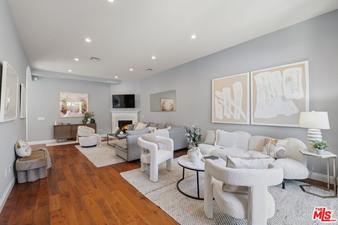 Condo in Los Angeles, California, United States 3 - 18520576