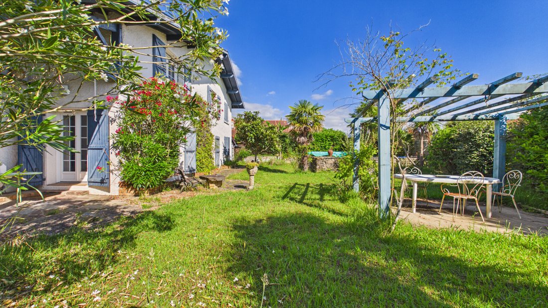 Villa in Saint-Pierre-d'Irube, Nouvelle-Aquitaine, France 1 - 18510256