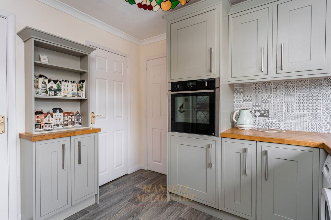 Bungalow in Horley, England 4 - 18517672