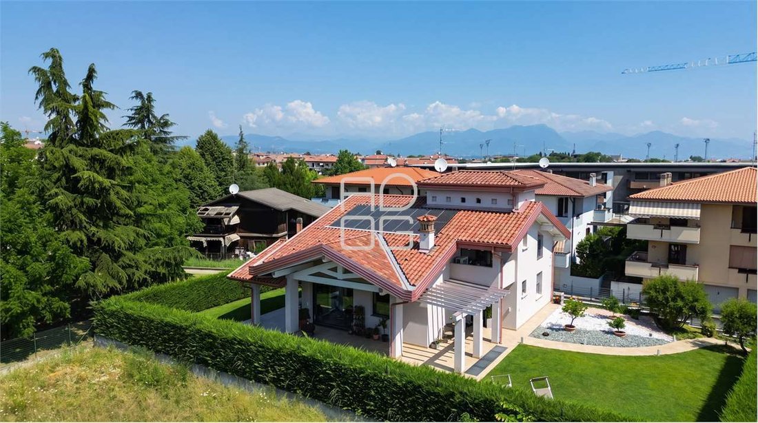 Villa in Rivoltella, Desenzano del Garda, Lombardy 1 - 18511691