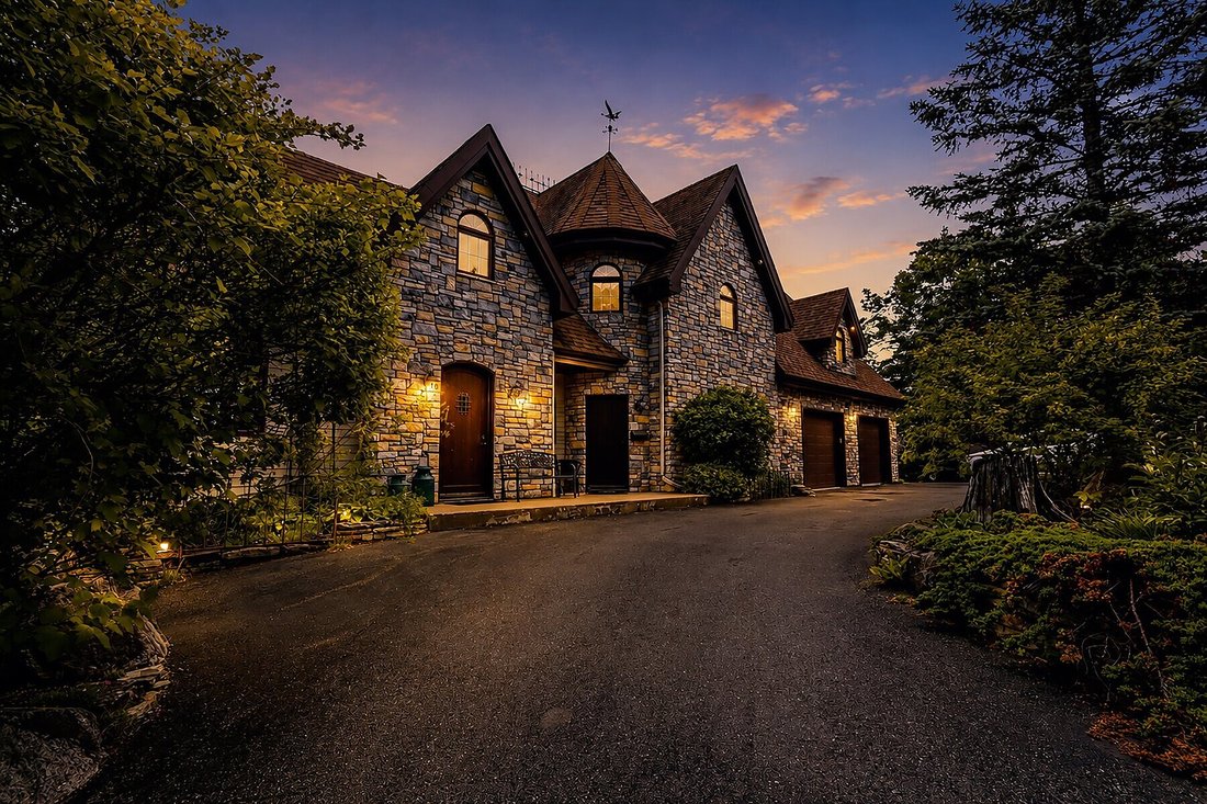 House in Saint-Sauveur, Quebec, Canada 2 - 18266050