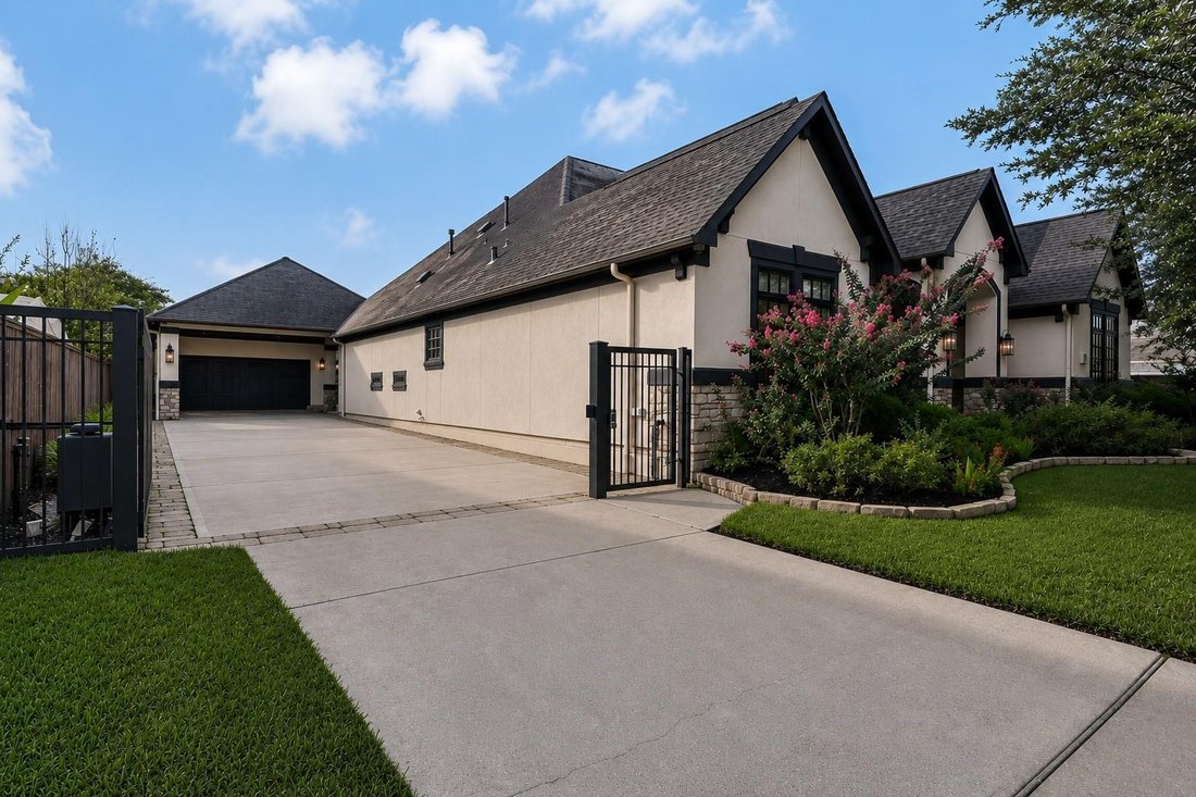 House in Friendswood, Texas, United States 3 - 18512528