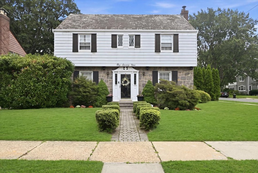 House in North New Hyde Park, New York, United States 1 - 18508110