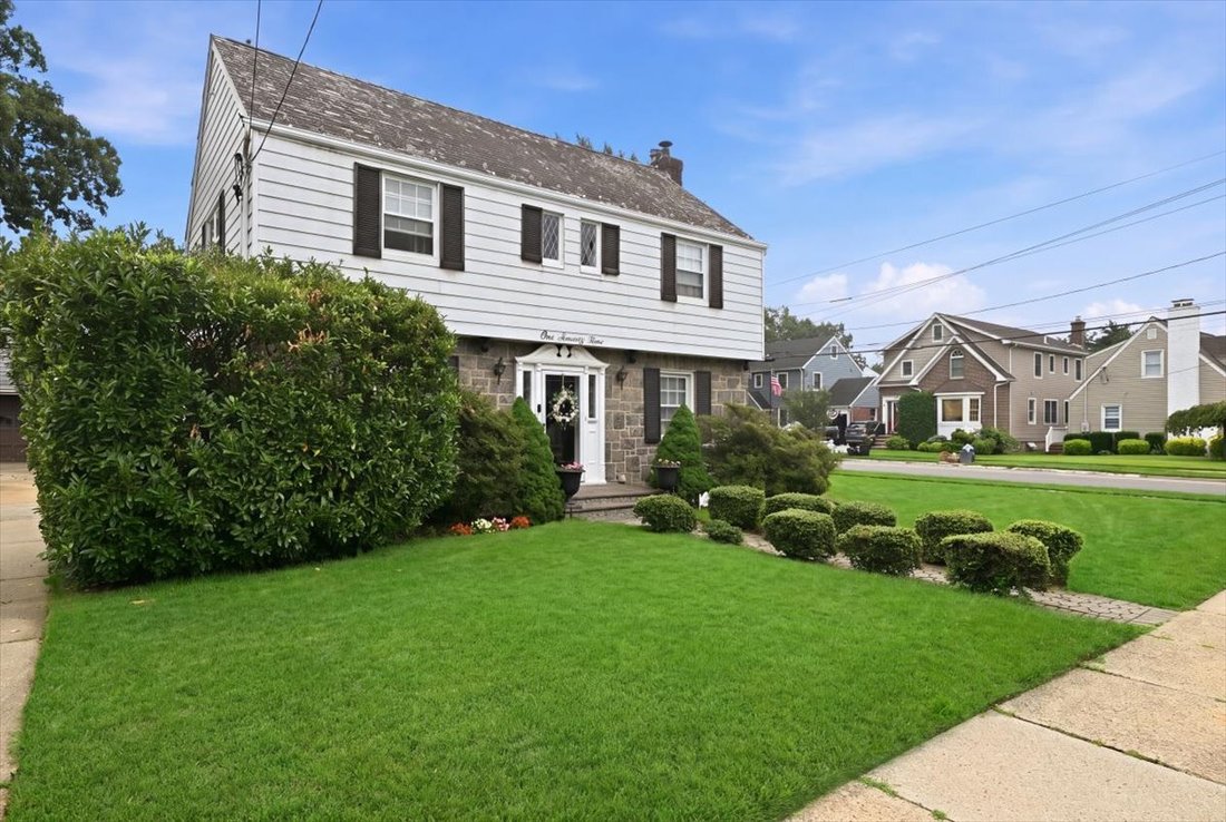 House in North New Hyde Park, New York, United States 2 - 18508110