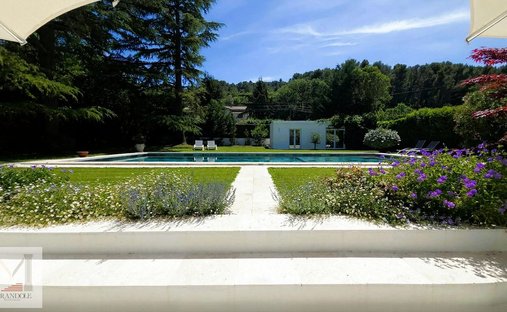 House in Hameau, Simiane-Collongue, France 1