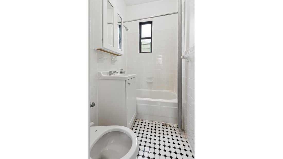 New York, New York, United States 5 - 18519208