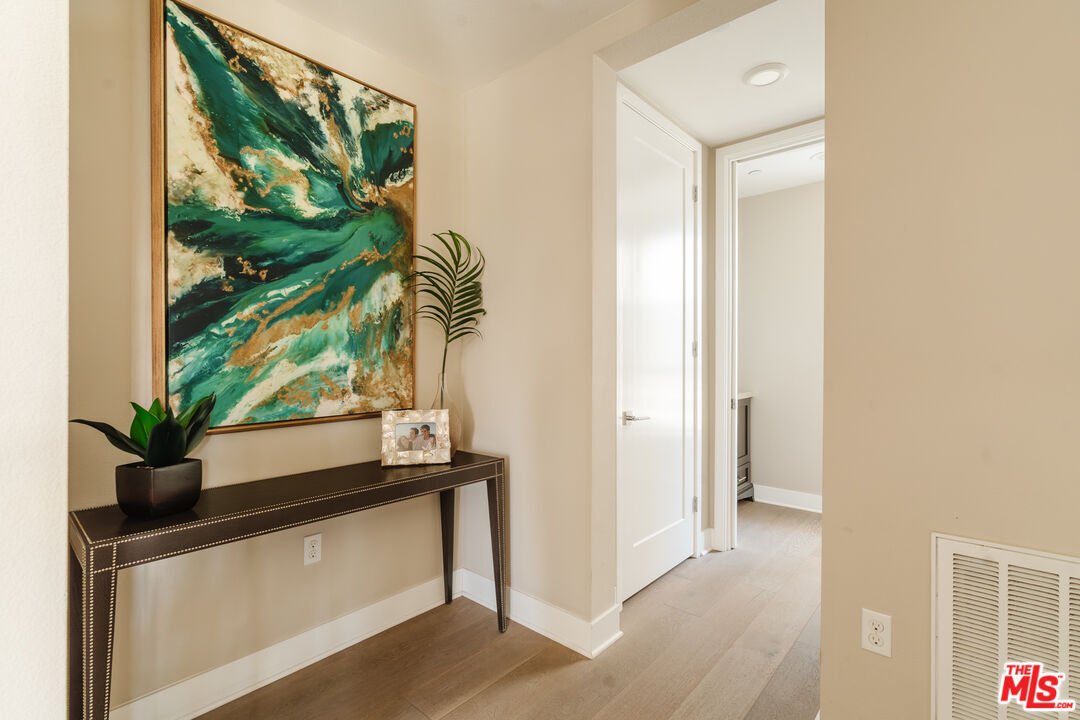 Condo in Los Angeles, California, United States 3 - 18516016