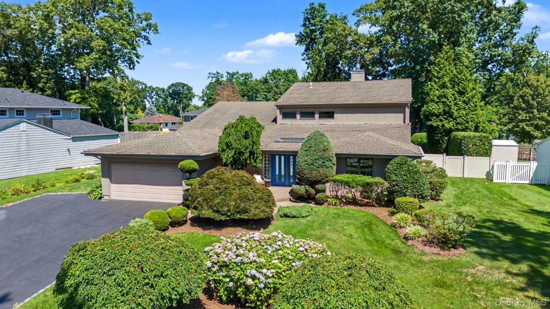 House in Commack, New York, United States 1 - 18514384